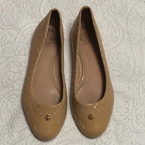 Tory Burch Size 8.5M Quilted Beige Patent Leather Ballet Flats with Gold Logo